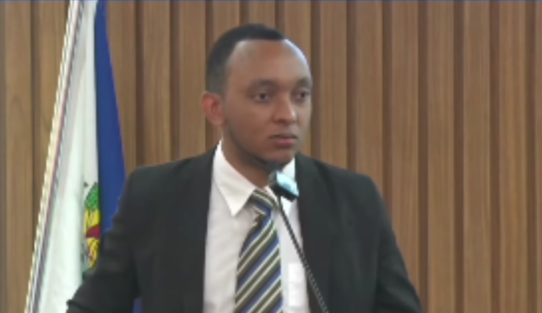 Vereador Vinicius Lino de Guarapari-ES, em seu primeiro mês de mandato, mostra-se vigilante e atento as necessidades das comunidades.